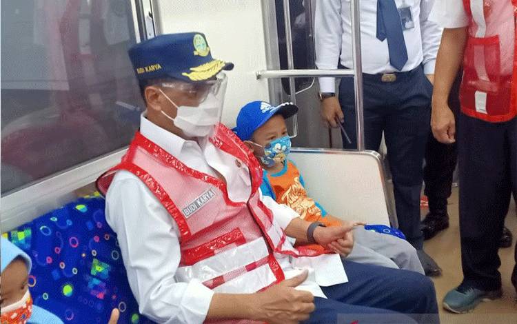 Menteri Perhubungan Budi Karya Sumadi (kiri) saat duduk di kereta komuter di Stasiun Manggarai, Jakarta, Jumat (14/5/2021). ANTARA/Ahmad Wijaya