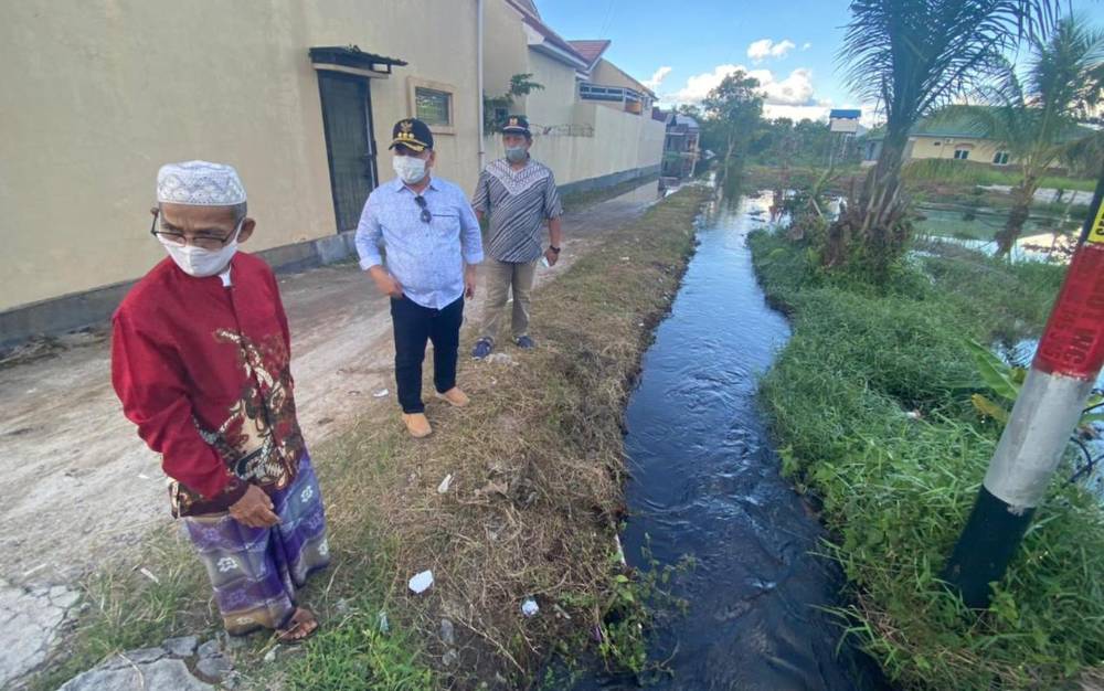 Bupati Kotim, Halikinnor (tengah) mengecek banjir di kawasan permukiman Kelurahan Sawahan, Kecamatan MB Ketapang, Jumat, 14 Mei 2021.