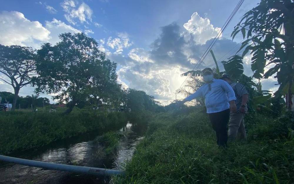 Bupati Kotawaringin Timur, Halikinnor melihat aliran air saat memantau banjir kawasan permukiman, Jumat, 14 Mei 2021.