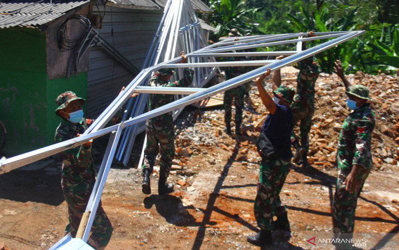 Ilustrasi - Sejumlah anggota TNI mengangkat rangka atap baja ringan yang akan digunakan untuk membangun rumah semi permanen di Jogomulyan, Malang, Jawa Timur, Jumat (16/4/2021). (foto : ANTARA FOTO/Ari Bowo Sucipto)