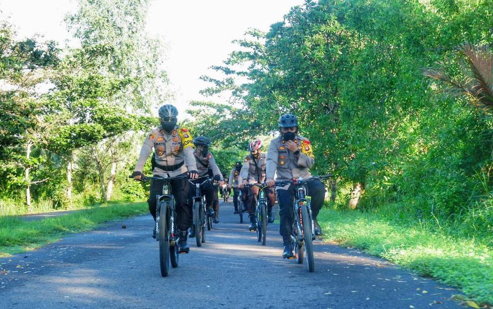 Kapolres Seruyan beserta jajaran melaksanakan patroli bersepeda, Jumat, 14 Mei 2021.