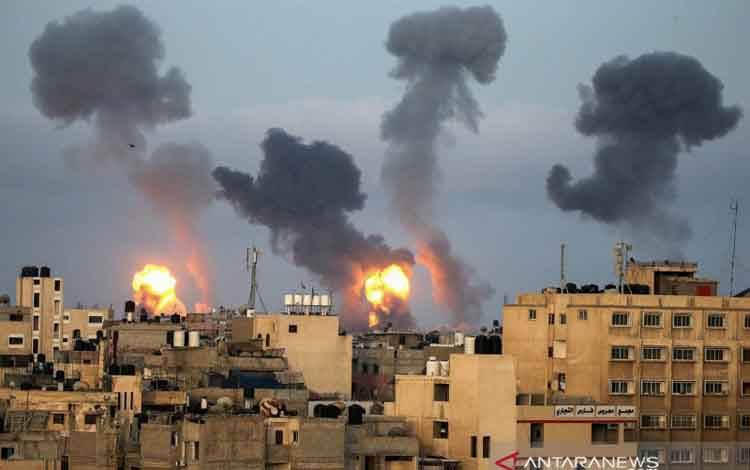 Api dan asap muncul selama serangan udara Israel di tengah meningkat nya kekerasan Israel-Palestina, di Jalur Gaza selatan, Selasa (11/5/2021)