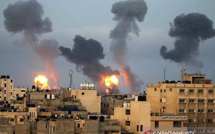 Api dan asap muncul selama serangan bom dari udara oleh Israel di Jalur Gaza selatan, Palestina, Selasa (11/5/2021)