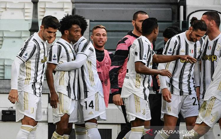 Para pemain Juventus merayakan gol eksekusi penalti Juan Cuadrado (kedua kiri) yang mengunci kemenangan atas Inter Milan dalam Derby d'Italia lanjutan Liga Italia di Stadion Allianz, Turin, Italia, Sabtu (15/5/2021) waktu setempat. (ANTARA/AFP/Isabella Bonotto)