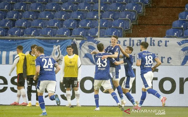 Para pemain Schalke 04 merayakan gol Florian Flick (ketiga kanan) ke gawang Eintracht Frankfurt dalam lanjutan Liga Jerman di Stadion Veltins-Arena, Gelsenkirchen, Jerman, Sabtu (15/5/2021). (ANTARA/REUTERS/POOL/Leon Kuegeler)