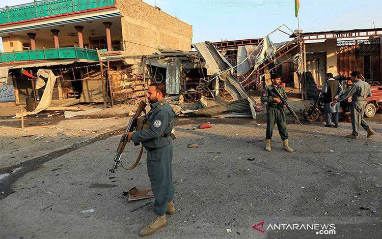 Dokumentasi - Sejumlah polisi Afghanistan berjaga di lokasi bom bunuh diri dengan mobil di Jalalabad, Afghanistan, Jumat (25/10/2019). ANTARA FOTO/REUTERS/Parwiz/AWW/djo (REUTERS/PARWIZ)