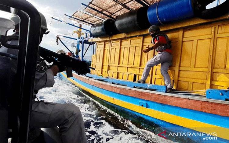 Petugas Badan Keamanan Laut tengah menghentikan kapal ikan Vietnam di periran perbatasan Indonesia-Malaysia, Minggu. ANTARA/Dokumentasi Badan Keamanan Laut