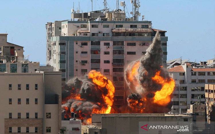 Gedung al-Jalaa, tempat kantor media Associated Press (AP) dan Al Jazeera berada, dilanda serangan udara Israel di Kota Gaza, Sabtu (15/5/2021). ANTARA FOTO/REUTERS/Ashraf Abu Amrah/rwa.