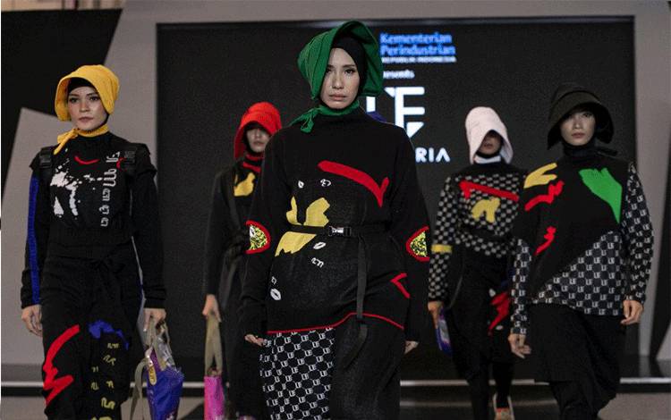 "White Liar" dari Lisa Fitria di Muslim Fashion Festival (MUFFEST) 2021 Gandaria City, Jakarta. (ANTARA/HO)