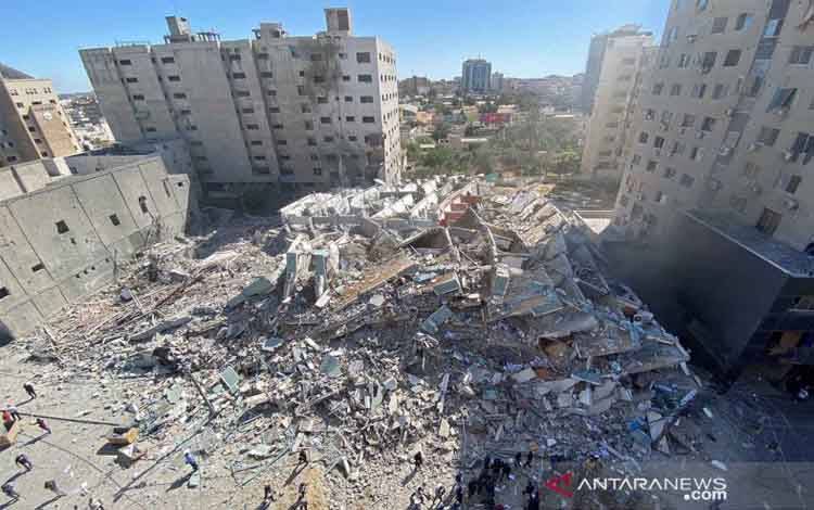 Gedung Al-Jalaa yang menampung kantor media Associated Press (AP) dan Al Jazeera runtuh setelah serangan udara Israel di Kota Gaza, Sabtu (15-5-2021)