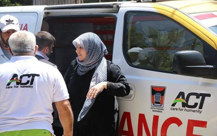 Ambulan berlogo Pemkot Padang digunakan untuk mengevakuasi korban serangan Israel di Palestina. ANTARA/HO-Diskominfo Padang