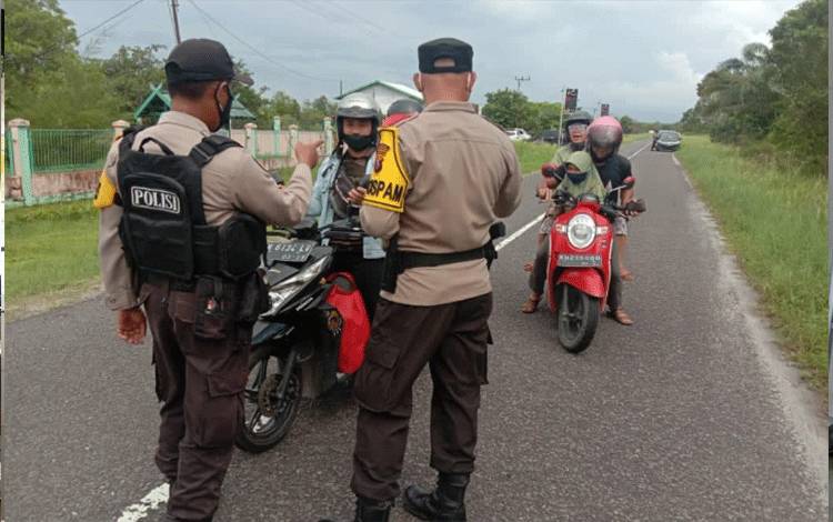 Pengunjung Wisata Pantai Ujung Pandaran saat diminta putar balik oleh petugas kepolisian.