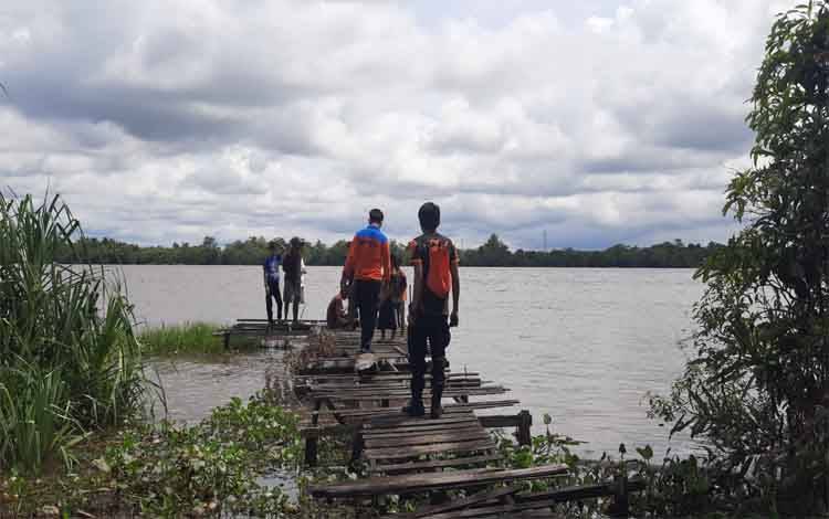 Tim TRC BPBD Kapuas saat mendatangi lokasi kejadian perahu jukung yang tenggelam di Handel Rimbut, Desa Sei Asam, Kecamatan Kapuas Hilir, Kabupaten Kapuas, Senin 17 Mei 2021
