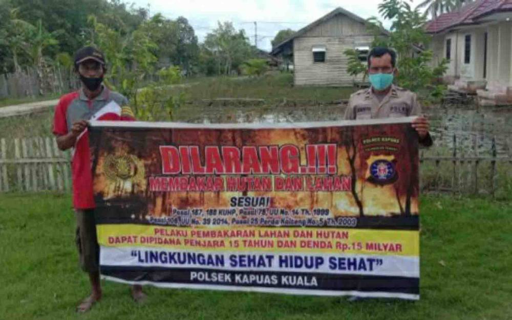 Personel Polsek Kapuas Kuala menyambangi warga ajak cegah karhutla, Senin 17 Mei 2021