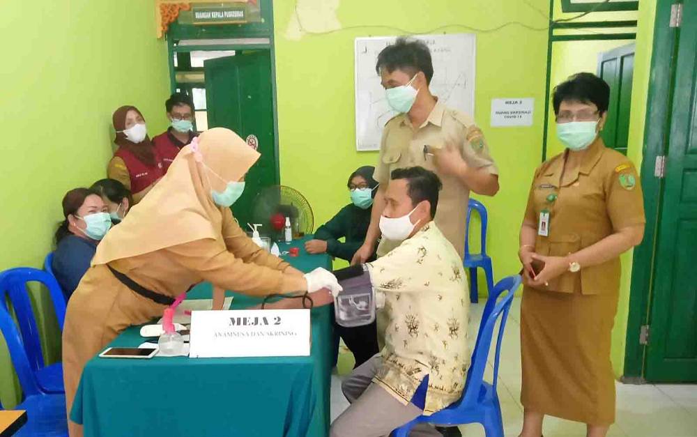 Kegiatan vaksinasi covid-19 di Puskesmas Tamiang Layang.