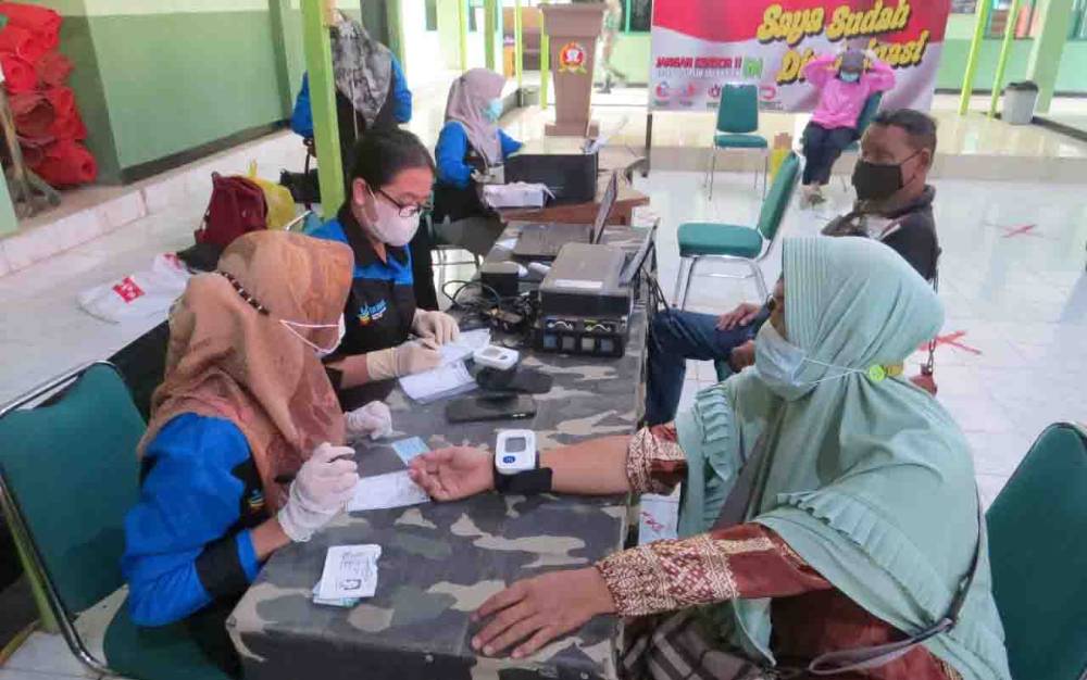 Pemberian vaksinasi covid-19 bagi Purnawirawan dan Warakawuri yang dilaksanakan Kodim 1013 Muara Teweh, Selasa 18 Mei 2021