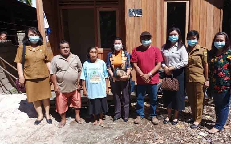 Anggota DPRD Kabupaten Gumas Rayaniatie Djangkan dan Dewi Sari bersama pihak lainnya meninjau program BSPS di Desa Tewang Pajangan, Kecamatan Kurun, Selasa 18 Mei 2021