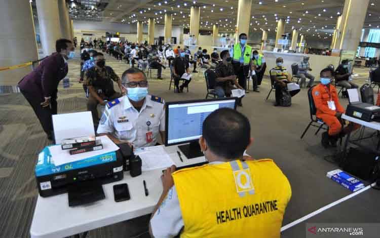 Petugas memeriksa data petugas bandara yang akan menjalani vaksinasi COVID-19 di kawasan Terminal Internasional Bandara Internasional I Gusti Ngurah Rai, Badung, Bali, Senin (22/3/2021)