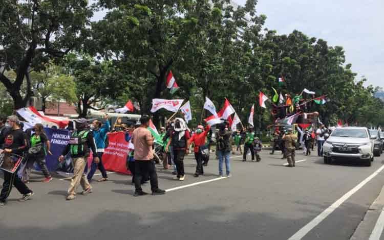 Aksi solidaritas untuk Palestina oleh KSPI di Jalan Merdeka Selatan, Jakarta Pusat, Selasa (18/5/2021)