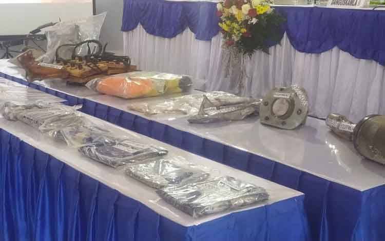 Beberapa potongan badan kapal yang ditemukan Kapal China di perairan utara Bali dalam konferensi pers di Lanal Denpasar, Bali, Selasa (18/05/2021)