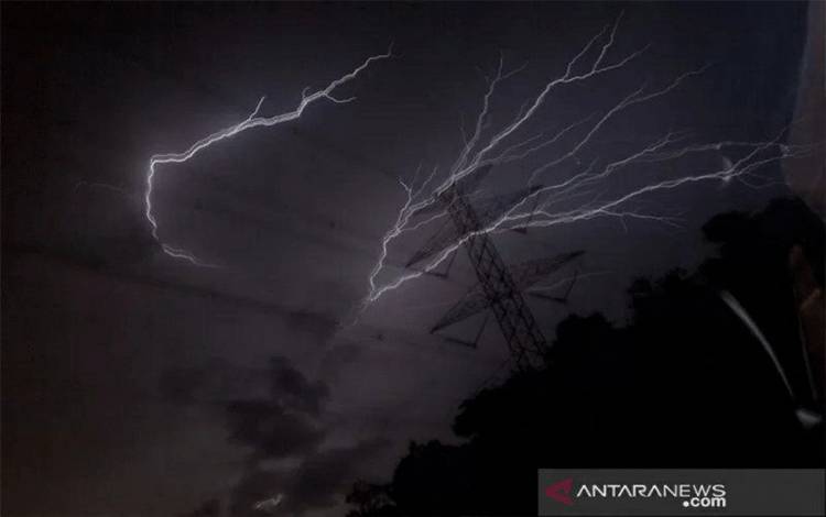 Ilustrasi - Kondisi cuaca berpotensi hujan lebat disertai kilat berpotensi terjadi di sebagian wilayah Indonesia. ANTARA/dokumen