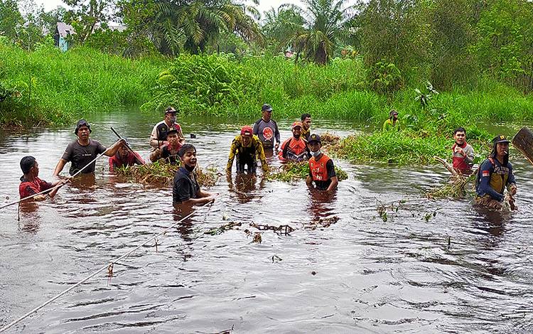 Suasana gotong royong yang dilaksanakan pemerintah Kotim di anak sungai perbatasan Kelurahan Sawahan dan Baamang Barat, Rabu, 19 Mei 2021.