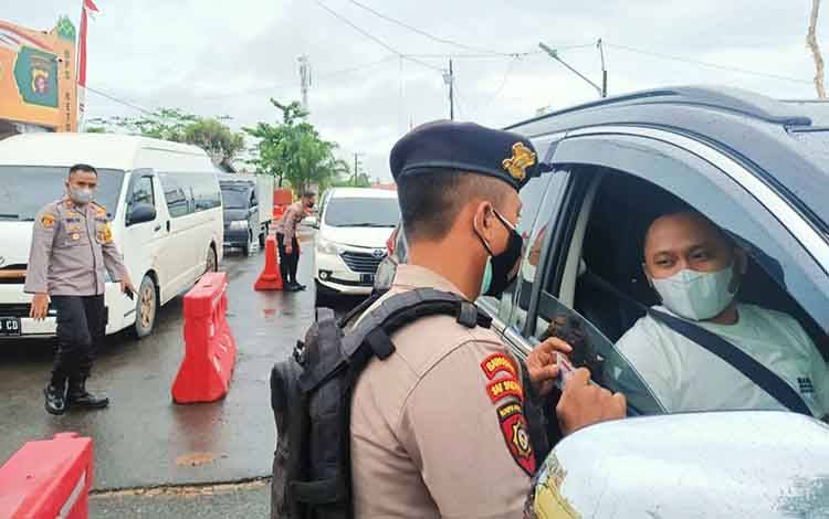 Petugas gabungan diperbatasan Pos penyekatan Kabupaten Kapuas dengan Provinsi Kalsel saat melakukan pemeriksaan.