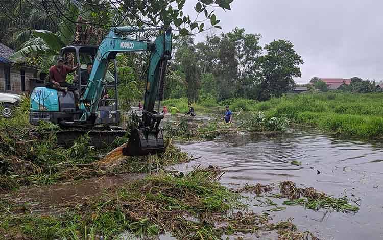 Pengerukan anak sungai di lingkar luar Kota Sampit, guna antisipasi banjir permukiman. 