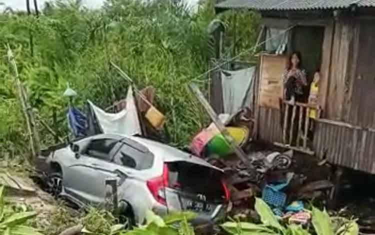 Sebuah mobil menabrak bagian teras rumah warga hingga masuk parit di Jalan Tjilik Riwut Km 8, Kabupaten Kotawaringin Timur. 