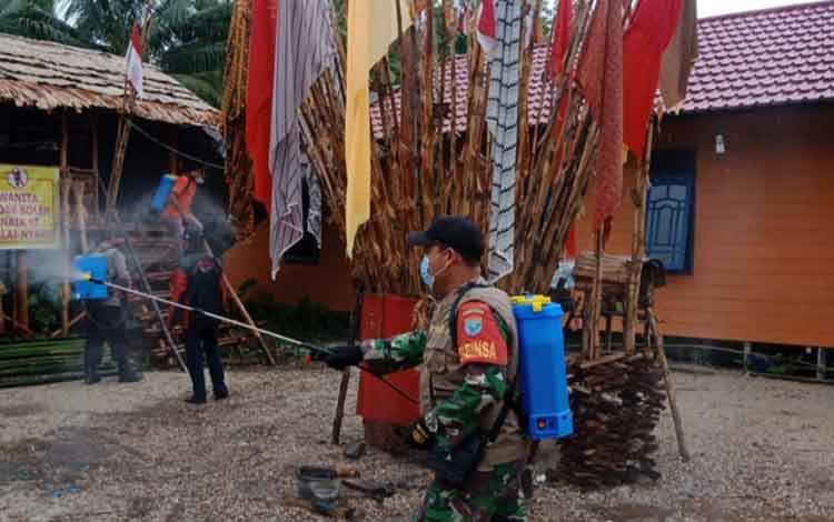 Penyemprotan disinfektan di kawasan ritual tiwah Desa Sepang Kota, Gunung Mas 
