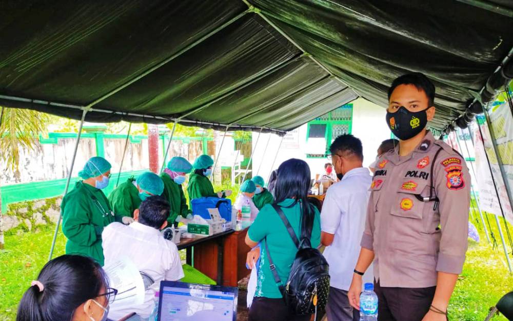 Personel Polresta Palangka Raya saat mengamankan pelaksanaan vaksinasi di Puskesmas Jekan Raya, Rabu, 19 Mei 2021.