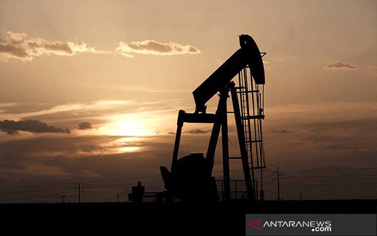 Sebuah pompa minyak bekerja saat matahari terbenam di dekat Midland, Texas, AS, Rabu (21/8/2019). ANTARA/REUTERS/Jessica Lutz/am.