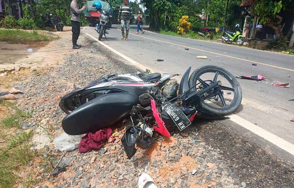 Sepeda motor yang rusak parah setelah bertabrakan dengan truk Fuso di Jalan Ampah - Buntok  Desa Putai RT 08 Kecamatan Dusun Tengah Kabupaten Barito Timur