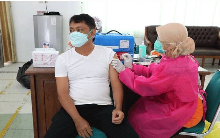 Salah satu pegawai IAHN-TP Palangka Raya sedang disuntik vaksin covid-19.