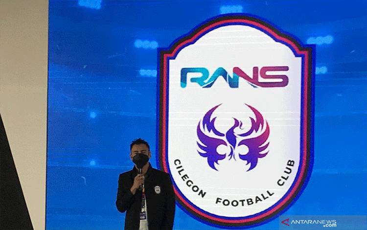 Chairman RANS Cilegon FC Raffi Ahmad saat mengumumkan skuad di event Indonesia International Motor Show (IIMS) JIEXPO, Kemayoran, Jakarta, Jumat (23/4/2021). (ANTARA/Arindra Meodia)