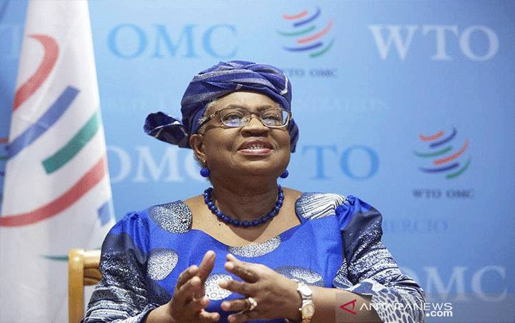 Direktur Jenderal Organisasi Perdagangan Dunia (WTO) Ngozi Okonjo-Iweala menghadiri wawancara dengan Reuters di kantor pusat WTO di Jenewa, Swiss, 12 April 2021. ANTARA/REUTERS/Denis Balibouse/aa.