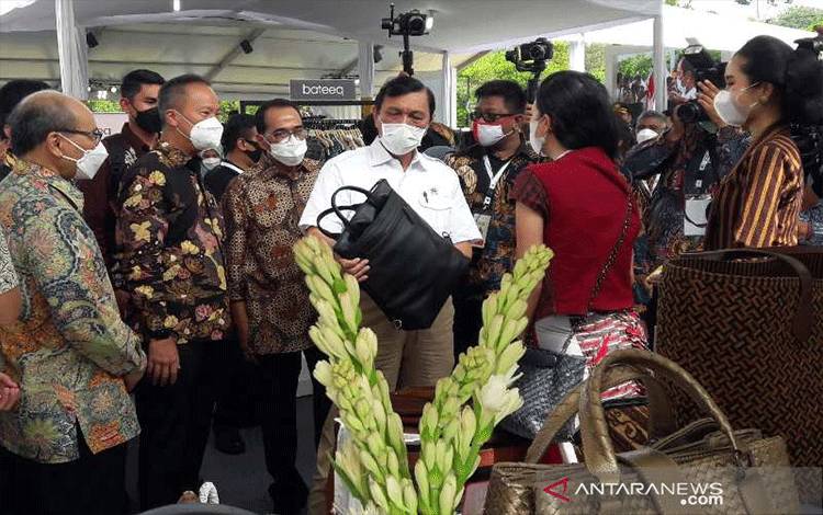 Menteri Koordinator Bidang Kemaritiman dan Investasi (Menko Marves) Luhut Binsar Pandjaitan membeli sebuah tas kulit produk UMKM pada Festival Joglosemar di pelataran candi Borobudur Kabupaten Magelang. (ANTARA/Heru Suyitno)