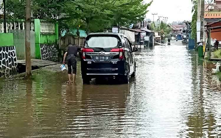 Sejumlah jalan dalam kota Muara Teweh tergenang banjir