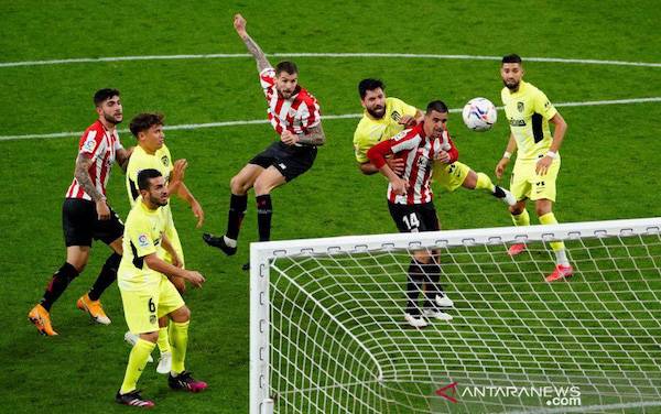 Pemain sepak bola Athletic Bilbao Inigo Martinez mencetak gol kedua saat bertanding melawan Atletico Madrid dalam La Liga Santander di Estadio de San Mames, Bilbao, Spanyol, Minggu (25/4/2021). (foto : REUTERS/VINCENT WEST)