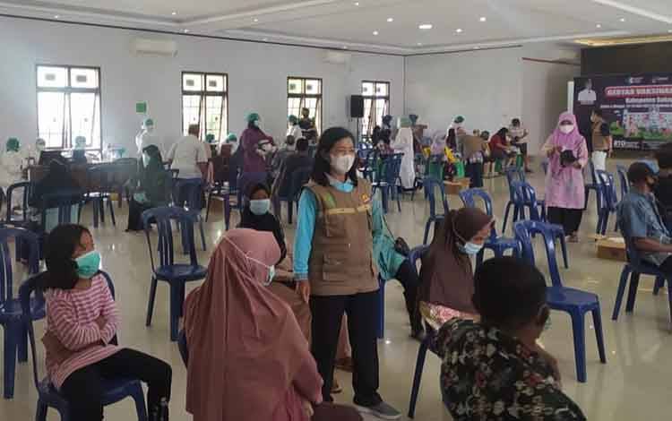 Dinas Kesehatan Kabupaten Sukamara melaksanakan vaksinasi covid-19 bagi lansia di Gedung Gawi Barinjam