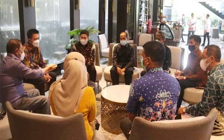 Bupati Nadalsyah memimpin rapat bersama Sekda Jainal Abidin, Asisten I dan II, Kepala Dinas PUPR, Kepala Dinas Kominfosandi, Kepala Dinas Pendidikan, Kepala Bagian Pemerintahan Setda dalam rangka persiapan data-data dan pejabat yang akan menghadiri rapat di Jakarta terkait tata batas di Hotel Aquarius Palangka Raya, Sabtu 22 Mei 2021