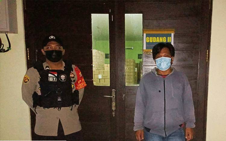 Personel Polresta Palangka Raya saat melakukan pengamanan Gudang penyimpanan vaksin covid-19.
