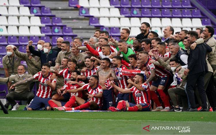 Para pemain Atletico Madrid melakukan selebrasi setelah memastikan gelar juara Liga Spanyol dengan kemenangan atas Valladolid dalam laga pemungkas musim 2020/21 di Stadion Jose Zorrilla, Valladolid, Spanyol, Sabtu (22/5/2021) waktu setempat. (CESAR MANSO / AFP)