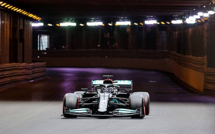 Pebalap tim Mercedes Lewis Hamilton menjalani sesi kualifikasi Grand Prix Monako. (22/5/2021) (ANTARA/AFP/Valery Hache)
