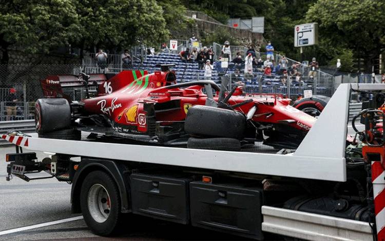 Truk mengangkut mobil Ferrari Charles Leclerc yang mengalami kecelakaan di babak kualifikasi Grand Prix Monako. (22/5/2021) (ANTARA/AFP/Pool/Sebastien Nogier)