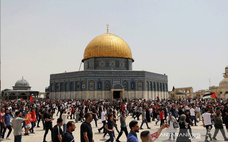 Warga Palestina berjalan di lapangan tempat Mesjid Al-Aqsa berdiri, yang dikenal oleh Muslim sebagai "Noble Sanctuary" dan untuk Yahudi sebagai "Temple Mount" di Kota Tua Yerusalem, Jumat (21/5/2021). ANTARA FOTO/REUTERS/Ammar Awad/rwa/cfo (REUTERS/AMMAR AWAD)