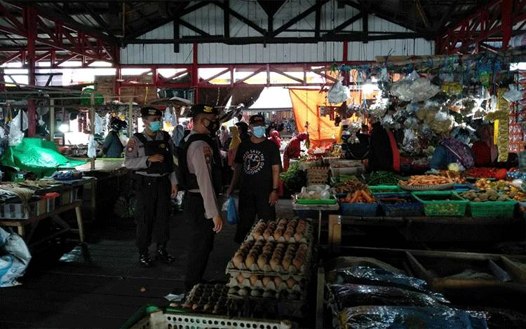 Personel Satuan Sabhara saat berpatroli di  Pasar Kuala Pembuang