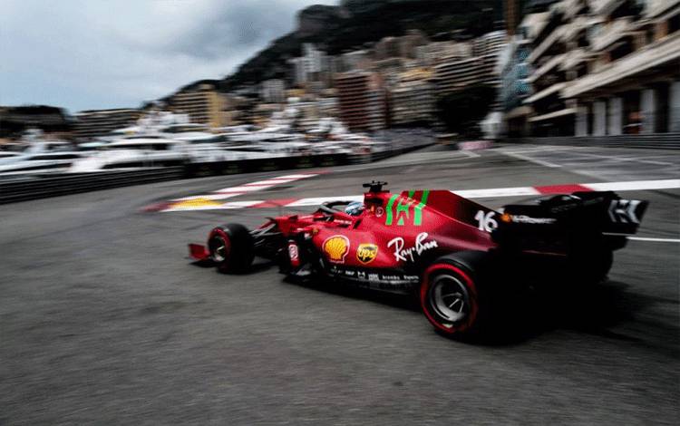 Pebalap Ferrari Charles Leclerc menjalani sesi latihan bebas ketiga Grand Prix Monako. (22/5/2021) (ANTARA/AFP/Valery Hache)