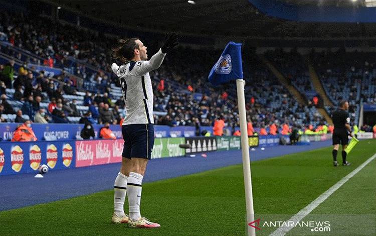 Penyerang Tottenham Hotspur Gareth Bale melakukan selebrasi seusai mengunci kemenangan 4-2 atas Leicester City dalam laga pekan pemungkas Liga Inggris 2020/21 di Stadion King Power, Leicester, Inggris, Minggu (23/5/2021). (ANTARA/REUTERS/POOL/Shaun Botterill)