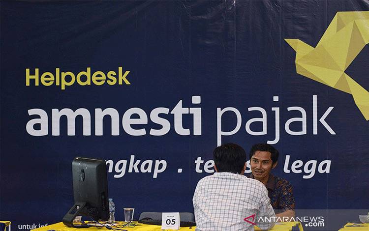 Petugas pajak melayani warga yang mengikuti program Pengampunan Pajak (Tax Amnesty) di Kantor Direktorat Jendral Pajak, Jakarta, Jum'at (31/3). ANTARA FOTO/Atika Fauziyyah/pd/. (ANTARA FOTO/ATIKA FAUZIYYAH)